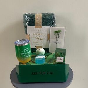 Green Women’s Bath & Body Gift Set with Blanket & Candle